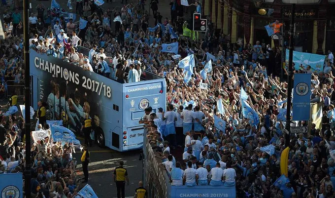 100.000 cổ động viên vây lấy Man City trong buổi diễu hành mừng ngôi vô địch - Bóng Đá