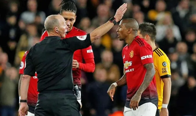 Smalling phản ứng thế nào sau pha đốt lưới nhà Man Utd? - Bóng Đá