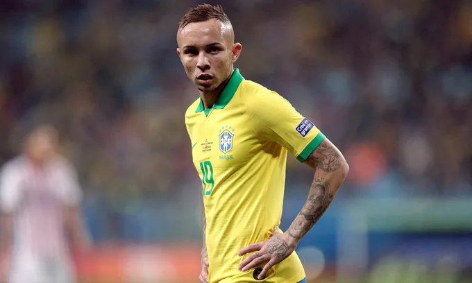 Arsenal đạt thỏa thuận với Everton Soares - Bóng Đá