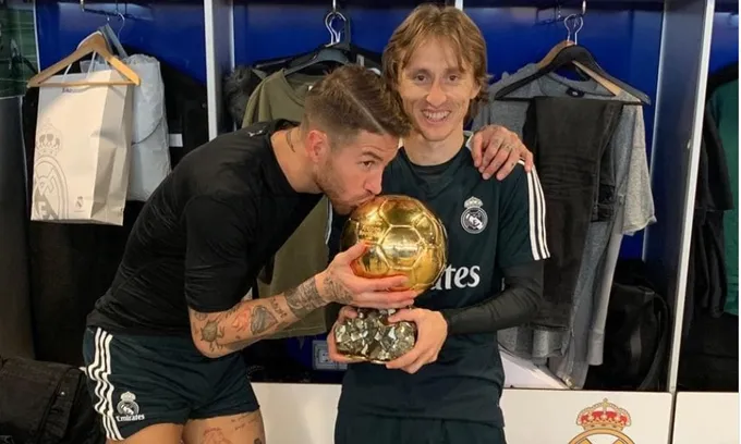 Modric lặp lại hành động của Ronaldo trên sân tập Real - Bóng Đá