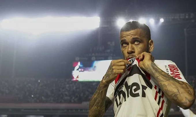 Chơi vị trí lạ, Dani Alves ghi bàn ngay trận ra mắt CLB mới - Bóng Đá