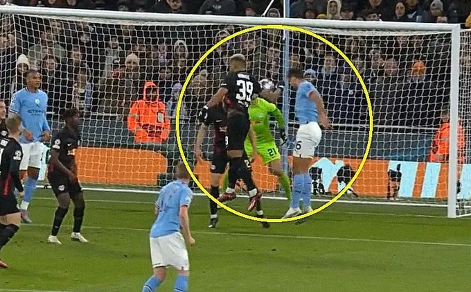 VAR hai lần gây tranh cãi trong trận thắng 7-0 của Man City - Bóng Đá