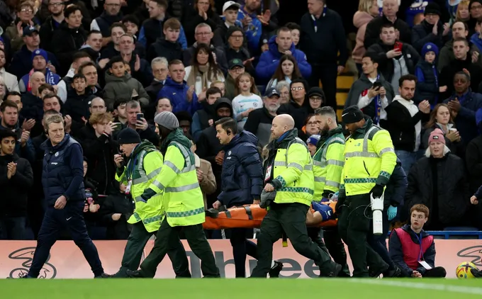 Azpilicueta bất tỉnh sau cú đá vào mặt - Bóng Đá