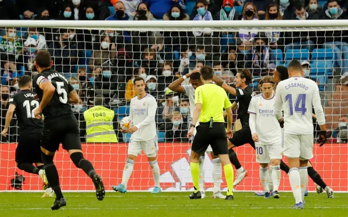 Real Madrid thoát thua ở phút 90+2 - Bóng Đá