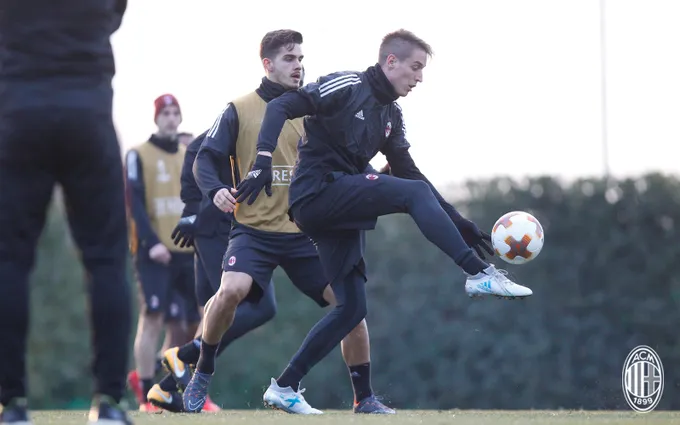 Tập luyện dưới ánh hoàng hôn, Milan hướng đến vòng 16 đội Europa League - Bóng Đá