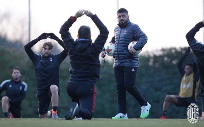 Tập luyện dưới ánh hoàng hôn, Milan hướng đến vòng 16 đội Europa League - Bóng Đá