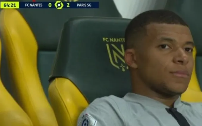 Phản ứng của Mbappe khi bị thay ra từ phút 63 - Bóng Đá