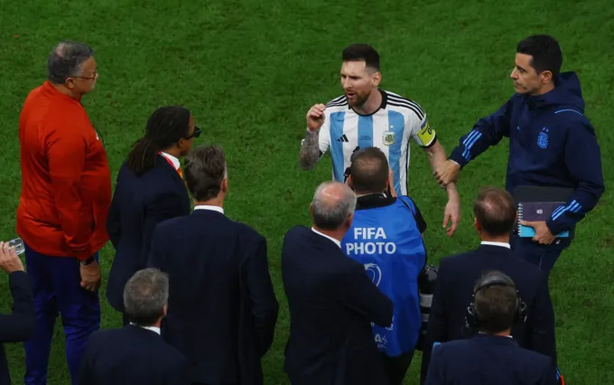 Messi - Van Gaal - Bóng Đá