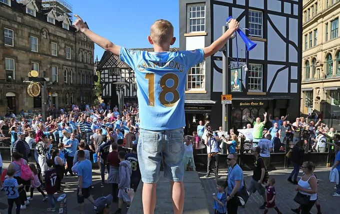 100.000 cổ động viên vây lấy Man City trong buổi diễu hành mừng ngôi vô địch - Bóng Đá