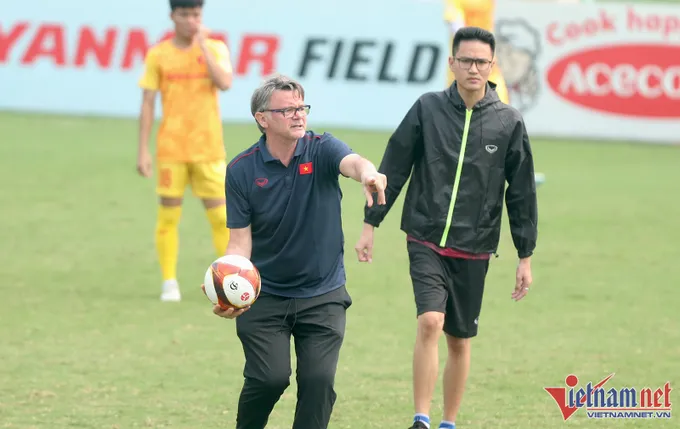 HLV Philippe Troussier 'ra chiêu', U23 Việt Nam mệt nhoài giữa trưa nắng - Bóng Đá