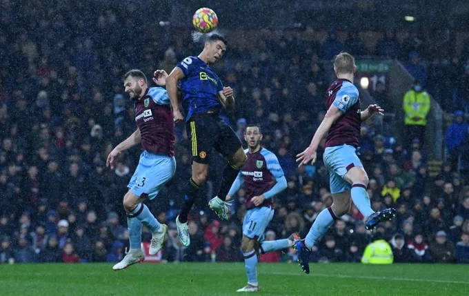 Ronaldo bỏ vào đường hầm sau trận hòa Burnley - Bóng Đá