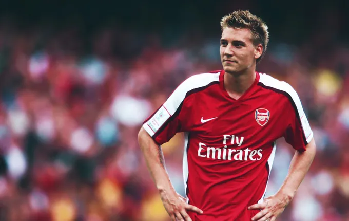 'Lord' Bendtner khoe body không mảnh vải che thân gây bão - Bóng Đá