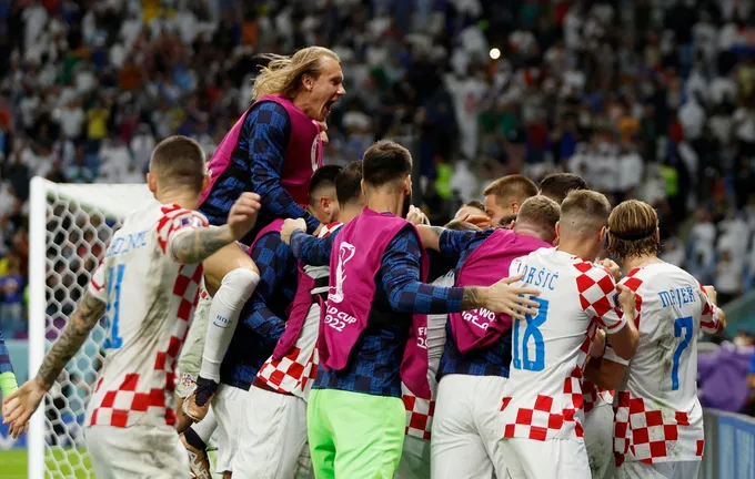 Modric ôm hôn thủ môn Croatia sau loạt luân lưu - Bóng Đá