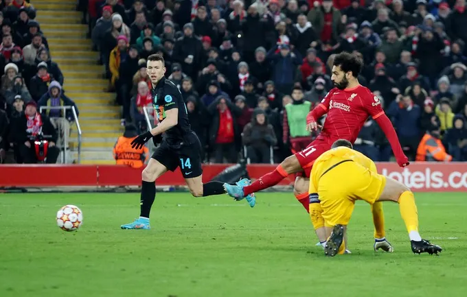 Salah sút dội cột 2 lần trong trận thua của Liverpool - Bóng Đá