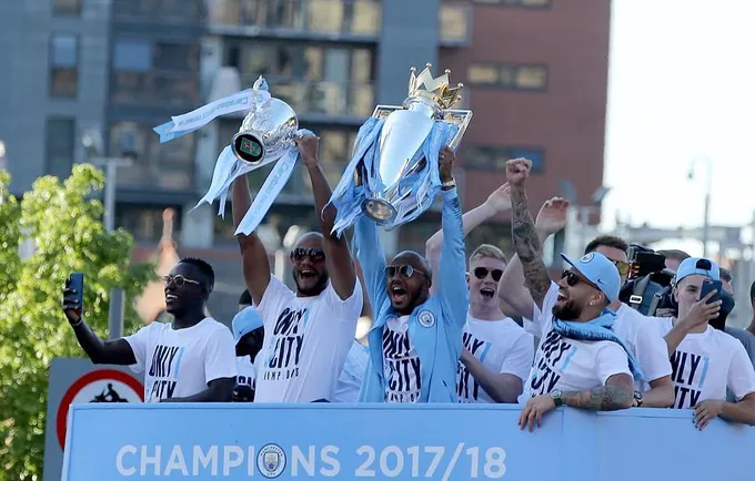 100.000 cổ động viên vây lấy Man City trong buổi diễu hành mừng ngôi vô địch - Bóng Đá