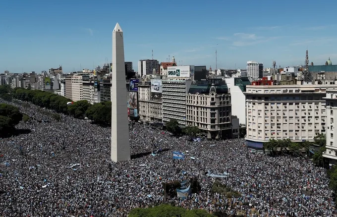 Hơn 4 triệu người dự lễ ăn mừng chức vô địch World Cup của Argentina - Bóng Đá