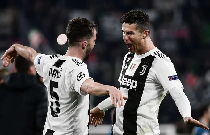 Ronaldo làm điều không thể tin nổi ở giữa hiệp trận thắng Atletico - Bóng Đá