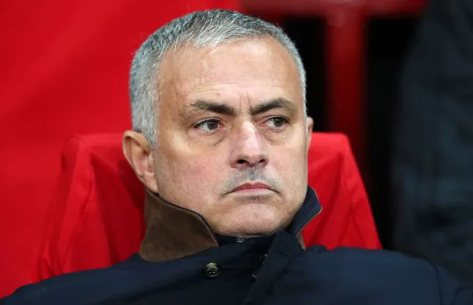 Từ khi bị Man United sa thải, Mourinho chẳng thể rời thứ này (điện thoại) - Bóng Đá