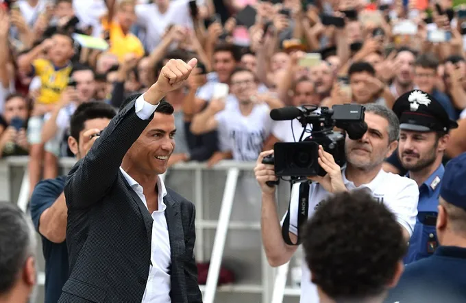 Ronaldo oai vệ trước hàng nghìn cổ động viên Juventus - Bóng Đá