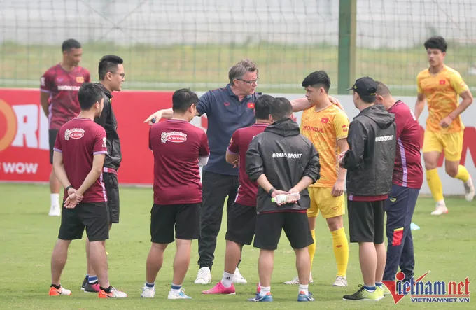 HLV Philippe Troussier 'ra chiêu', U23 Việt Nam mệt nhoài giữa trưa nắng - Bóng Đá