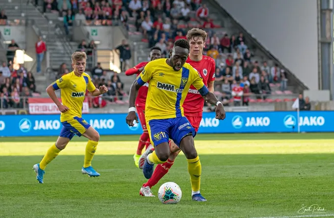 Công Phượng ngồi ngoài, nhìn các đồng đội bất lực trước Antwerp - Bóng Đá