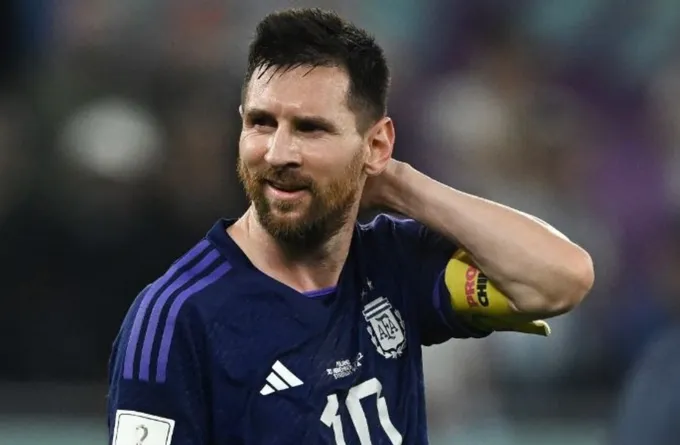 Messi thân thiết với Lewandowski - Bóng Đá