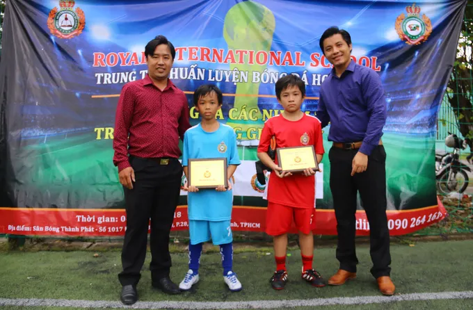 U10 Bình Thạnh, U13 Tân Phú vô địch giải bóng đá Hoàng Gia 2018 - Bóng Đá