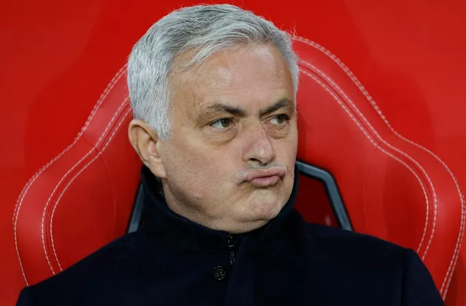 Mourinho chế nhạo kình địch - Bóng Đá