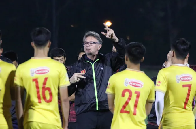 HLV Philippe Troussier và một tháng ‘phiêu’ cùng U23 Việt Nam - Bóng Đá