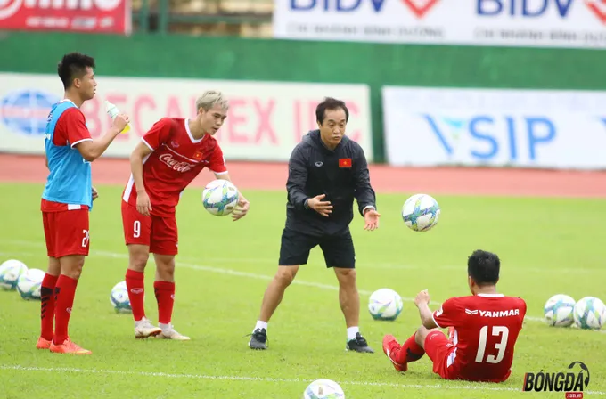 Văn Toàn thay kiểu tóc, mong đổi vận ở ASIAD 2018 - Bóng Đá