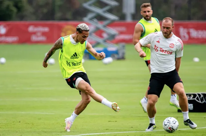 Onana bất ngờ thân thiết với viện binh ở buổi tập của Man Utd - Bóng Đá
