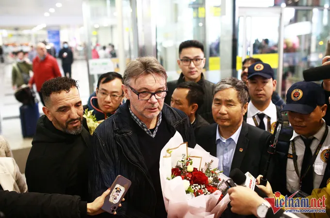 HLV Philippe Troussier hạnh phúc ngày trở lại Việt Nam - Bóng Đá