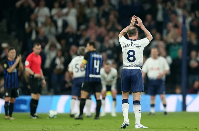 Từng chết lâm sàng 8 phút, huyền thoại Tottenham vẫn trở lại sân cỏ thần kỳ - Bóng Đá