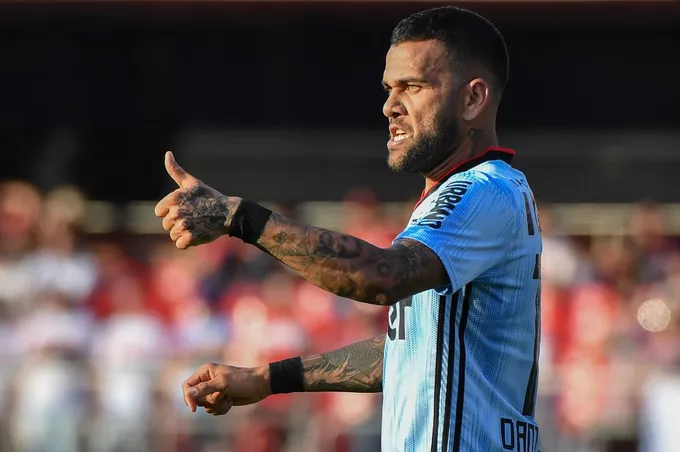 Chơi vị trí lạ, Dani Alves ghi bàn ngay trận ra mắt CLB mới - Bóng Đá