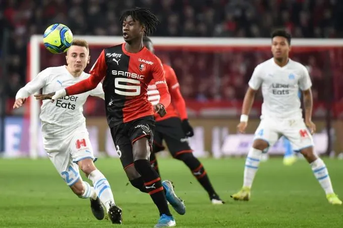 Eduardo Camavinga could be in line for a new contract, according to Goal.com, which will see the midfielder stay at Rennes for another season - Bóng Đá