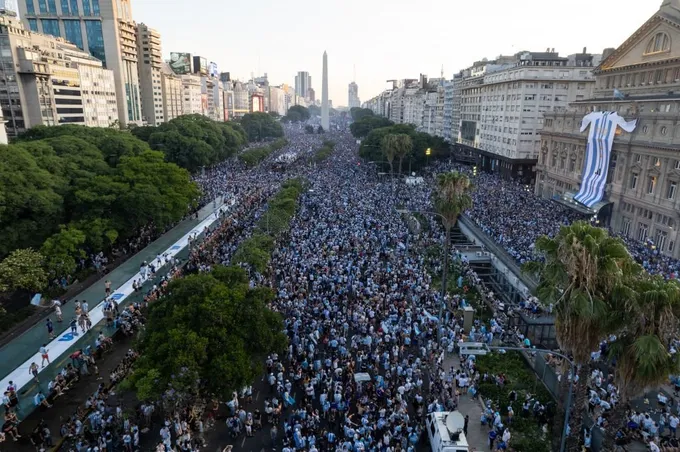 Biển người chờ đón tuyển Argentina về nước - Bóng Đá