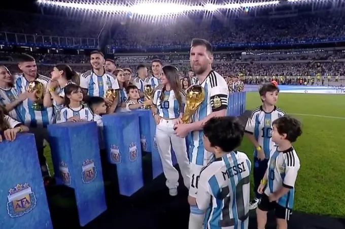 Messi làm HLV tuyển Argentina bật khóc - Bóng Đá