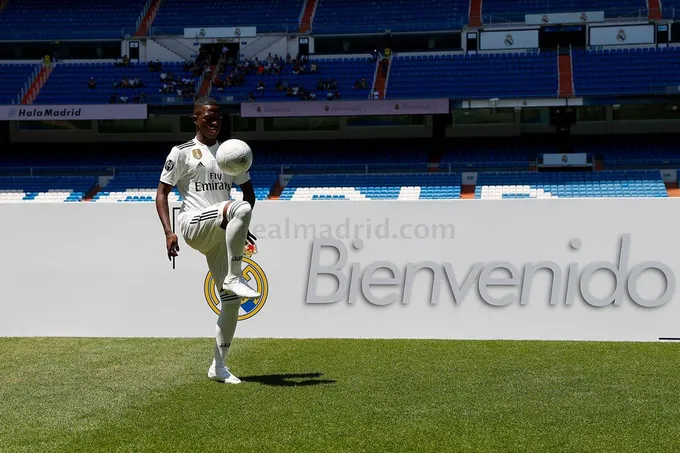 chùm ảnh vinicius jr ra mắt real - Bóng Đá