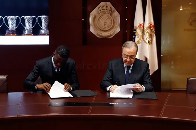 chùm ảnh vinicius jr ra mắt real - Bóng Đá