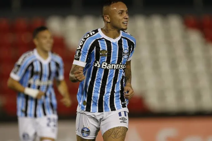 Arsenal đạt thỏa thuận với Everton Soares - Bóng Đá