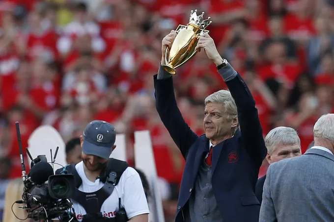 Wenger giương cao cúp Premier League ở trận cuối dẫn dắt Arsenal - Bóng Đá