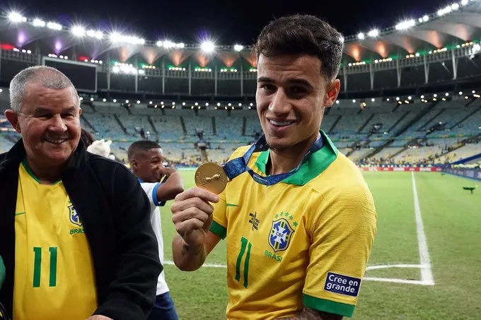 Roberto Firmino, Gabriel Jesus and Philippe Coutinho are joined by Brazil team-mates as they celebrate Copa America success in Rio de Janeiro - Bóng Đá