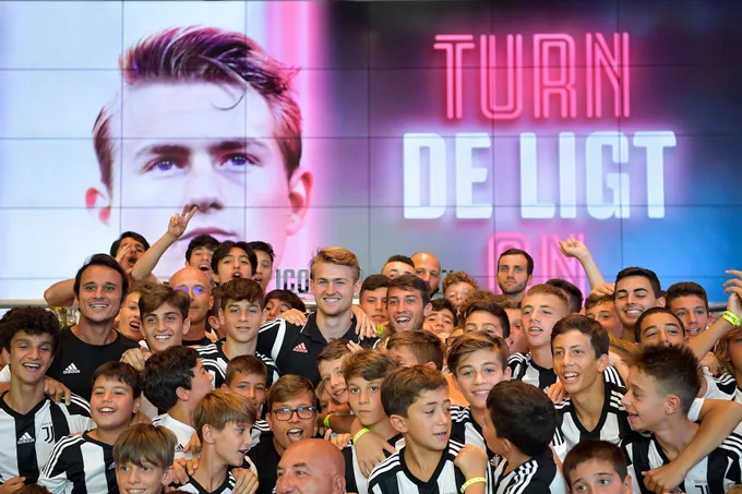 De Ligt chiếm 'spotlight' của Ronaldo khi Juve đặt chân tới Singapore - Bóng Đá