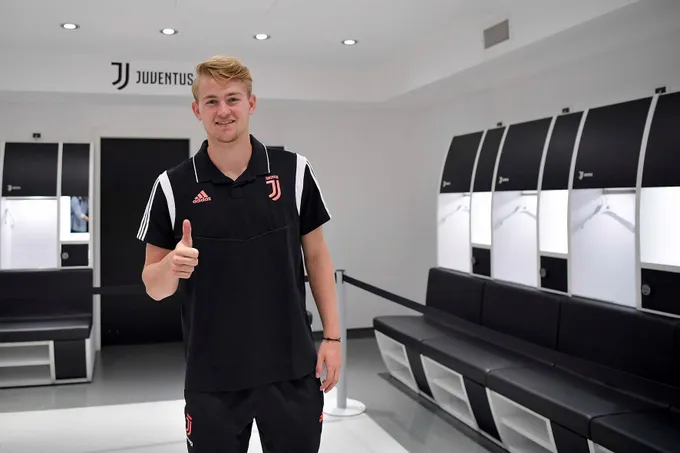 De Ligt chiếm 'spotlight' của Ronaldo khi Juve đặt chân tới Singapore - Bóng Đá