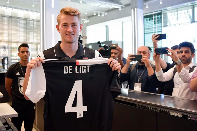 De Ligt chiếm 'spotlight' của Ronaldo khi Juve đặt chân tới Singapore - Bóng Đá