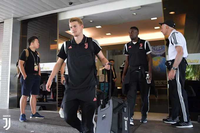 De Ligt chiếm 'spotlight' của Ronaldo khi Juve đặt chân tới Singapore - Bóng Đá