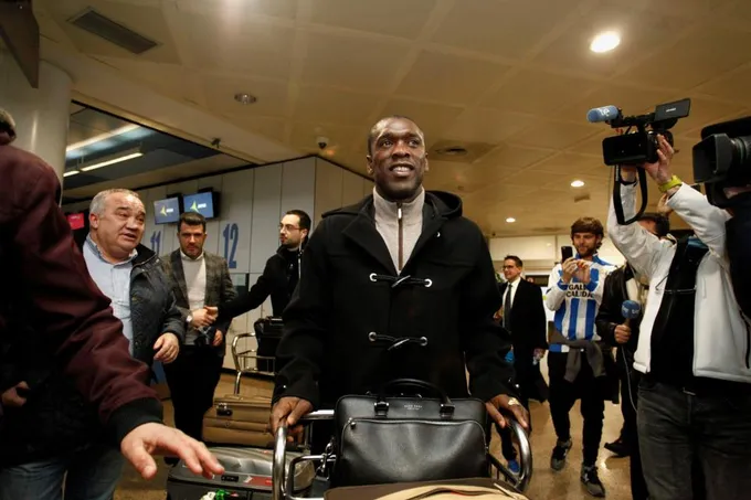 Clarence Seedorf bị vây chặt trên đường đến chậm chức HLV Deportivo - Bóng Đá