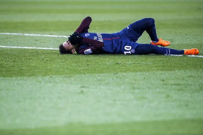 Neymar lần đầu xuất hiện sau ca phẫu thuật - Bóng Đá