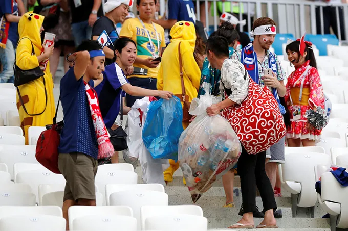 CĐV Nhật Bản thu gom rác trên khán đài World Cup 2018 - Bóng Đá