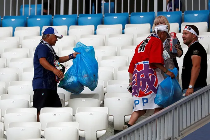 CĐV Nhật Bản thu gom rác trên khán đài World Cup 2018 - Bóng Đá